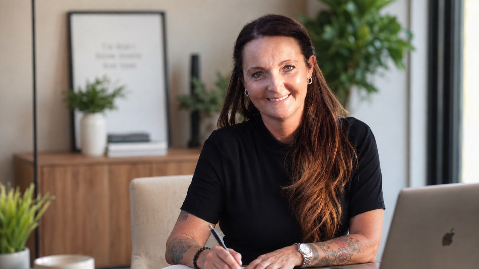 Jeanine Schlögl an ihrem Schreibtisch