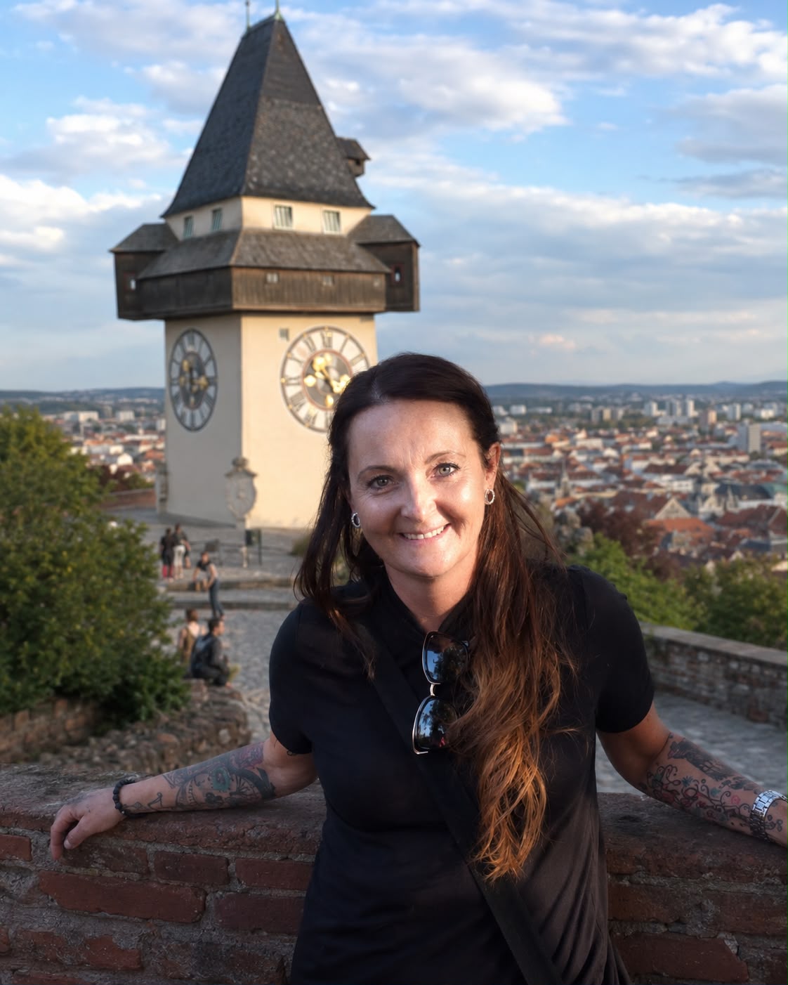Jeanine Schlögl auf dem Grazer Schlossberg vor dem Uhrturm